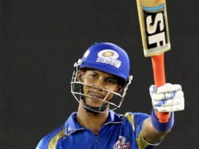 Lendl Simmons scored an unbeaten 76 to keep Mumbai's hopes of qualification in the main draw alive