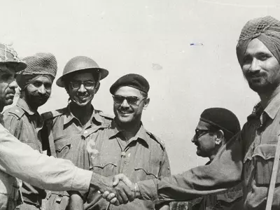 Indian and Pakistani soldiers shaking hands