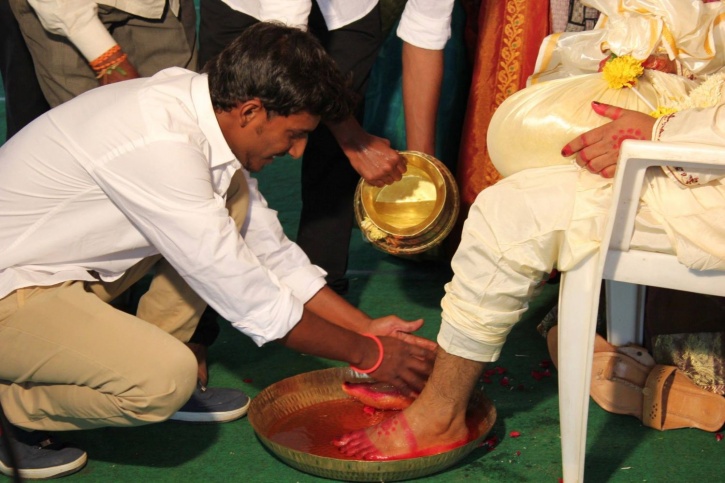 Washing feet