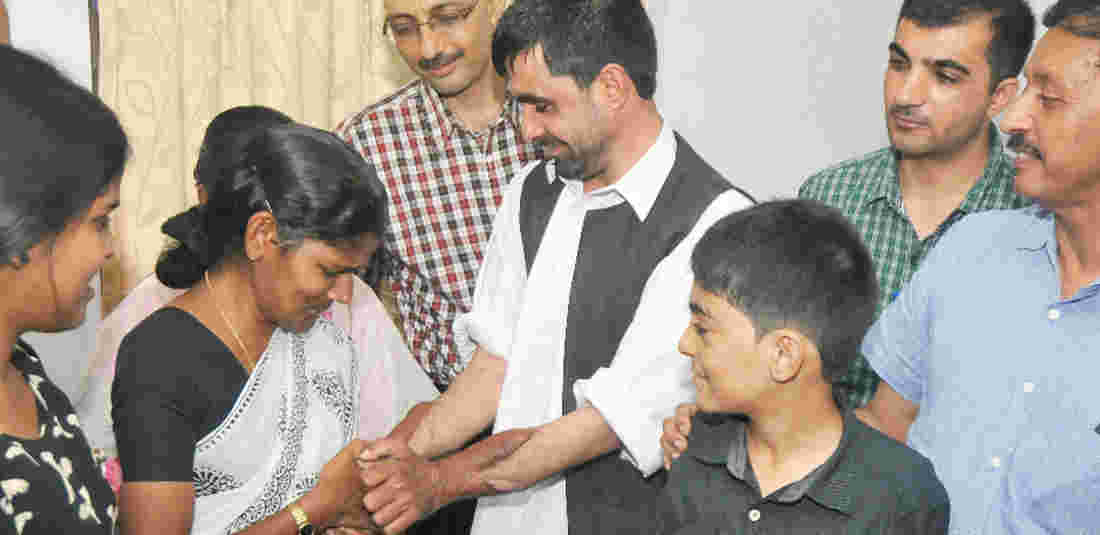 Afghani captain Abdul Rahim who got a new pair of hands greets the Francisca, widow of the brain-dead donor T G Joseph. Image: BCCL