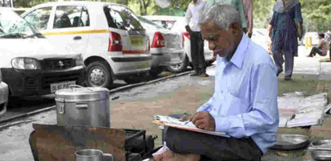 Meet Laxman Rao, The Chaiwalla Who Has Written 24 Books And Still Runs His Tea Stall In Delhi