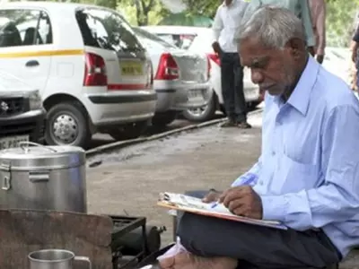 Meet Laxman Rao, The Chaiwalla Who Has Written 24 Books And Still Runs His Tea Stall In Delhi