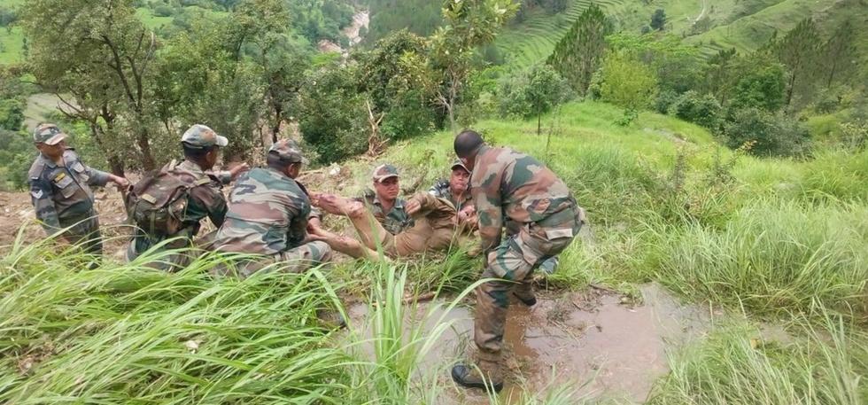 Heroic Images Of Rescue From Uttarakhand Show Jawans Of Army And NDRF ...