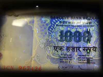 Even ATMs Are Giving Out Fake Notes, Here's How You Can Tell Between A Fake And Real Note!