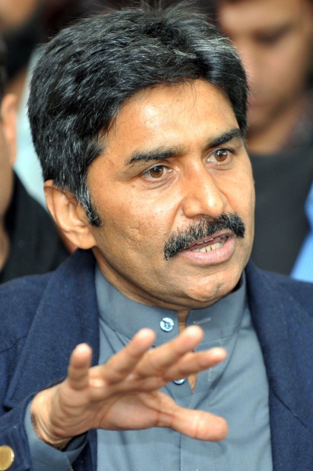 This Video Of Pakistan Batting Legend Javed Miandad Jumping Like A Kangaroo Will Leave You In Splits Javed miandad jumping to imitate kiran more is the funniest incident in cricket. this video of pakistan batting legend