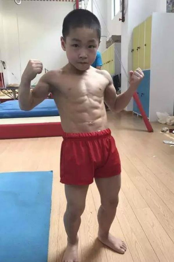 7-year-old Chinese boys 8-pack abs captivates the 