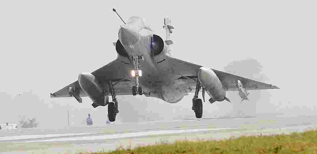 A Su-30 MKI aircraft touches down on Lucknow-Agra Expressway