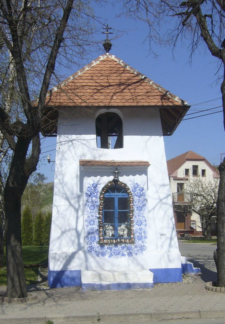 Anezka (Agnes) Kasparkova, formerly an agriculture worker, picked up the painting as a hobby due to joy she got out of creating the intricate floral patterns, inspired by Moravian (southern Czech) artwork. Little did she know that her artwork would win her local and global admirers. She claims that does it purely for pleasure and wants to help in the best way she can. As a resident of Louka, Czech Republic, Kasparkova is aiming to make her hometown just as pleasing to the eye as the images of a little Polish village that went viral where everything was covered in colourful floral paintings. She is proof that age is just a number if you follow your passion.