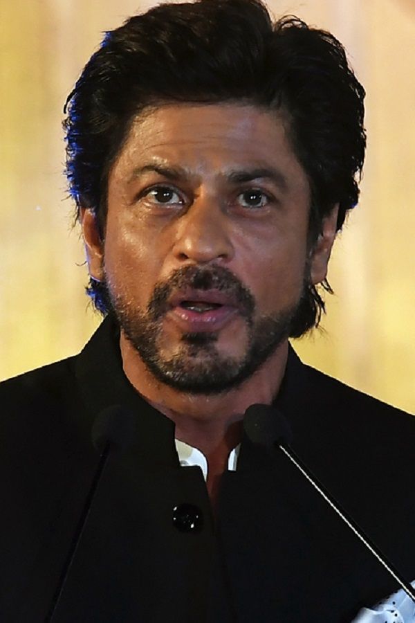 11 Inspiring Acts Of Generosity By Shah Rukh Khan Which Prove He S A True Hero In Every Sense Of The Word Team shah rukh khan is the biggest fan club of global superstar srk, providing updates about upcoming movies of king khan, fastest news, pictures and much more. generosity by shah rukh khan