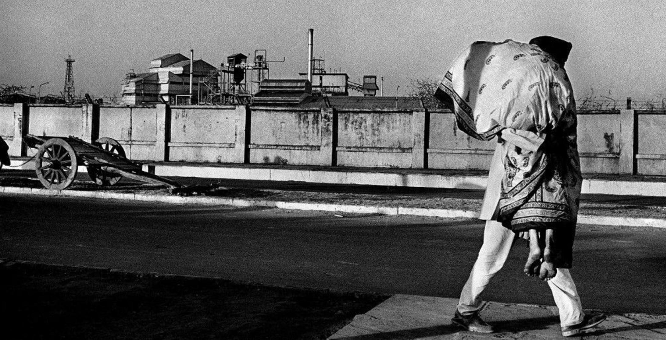 Bhopal Gas Tragedy Veteran Journalist Raghu Rai Describes How Corporate Crime Looked Like 34 Years Ago When we meet him, he is surrounded by his family members and other admirers on the table. bhopal gas tragedy veteran journalist