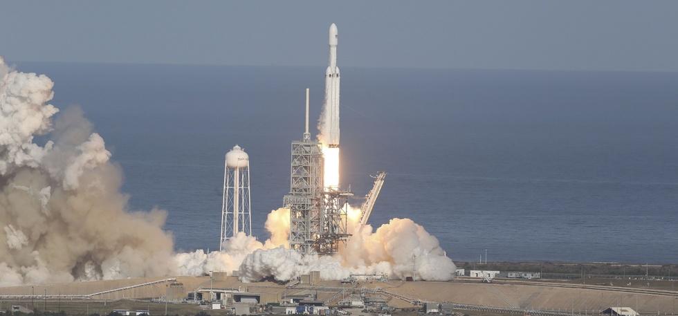 Spacex Successfully Launches Worlds Most Powerful Rocket In