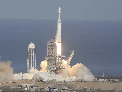 Spacexs Falcon Heavy Rocket Soars In Debut Test Launch