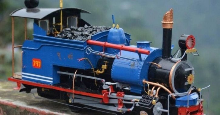 miniature toy trains