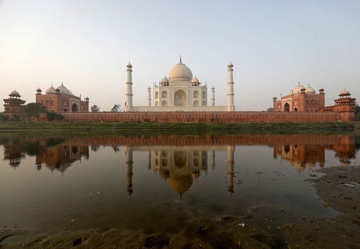 taj mahal india river yamuna reuters warns restore monument shut preserving govt angry sc down pollution turns marble yellow government