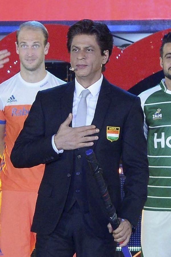 Shah Rukh Khan Recreates Iconic 70 Minute Dialogue Walks In With A Hockey Stick At World Cup Opening Ceremony Tumhare zindagi ke sab se… khaas the dialogues in chak de india are great.
