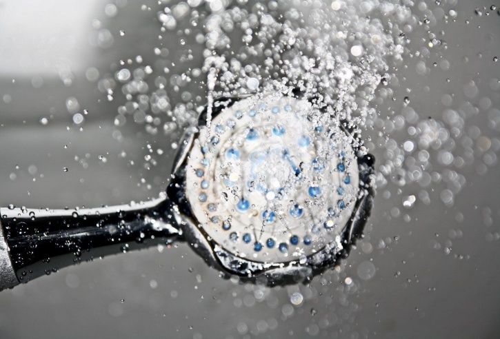 Seu chuveiro está espalhando bactérias causadoras de doenças em todo o corpo