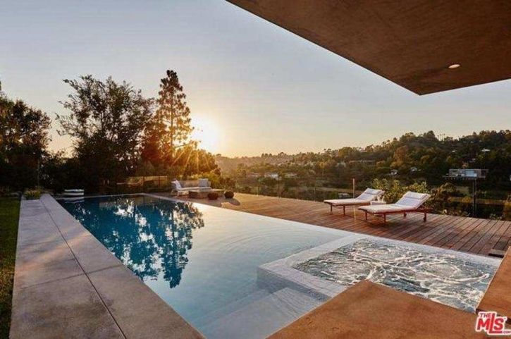 Amid Wedding Rumours Nick Jonas Gifts A 6 5 Mn Mansion To Fiancee PC 