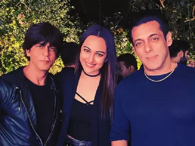 This Picture Of Shah Rukh Khan Bonding With Salman Khan On His 54th Birthday Is Winning Hearts!