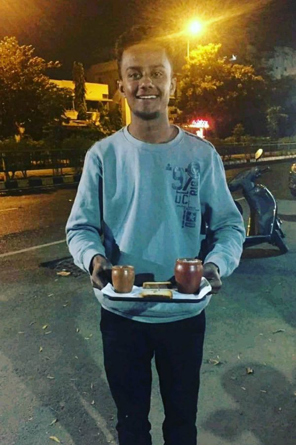 This Mba Dropout Decides To Celebrate Valentine S Day In A Unique Way Offers Free Chai To All Singles Chintoochaiwala #shortanimatedmovie #childlabourindia chintoo chaiwala: this mba dropout decides to celebrate