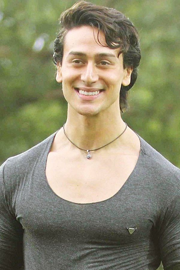 Tiger Shroff S Epic Dance On Deewana Hai Dekho Is Making Our Hearts Go Sambhalo Sambhalo Na Pyaar Ho Oh my gosh deewana hai dekho bekaraar woh sambhalo sambhalo na pyaar ho bana ke dekho dil na churale woh aisa kyon lage hai bolo na jhoom chiki chiki jhoom tum bolo hai woh kaun jo baar baar yeh dil khota hai. deewana hai dekho