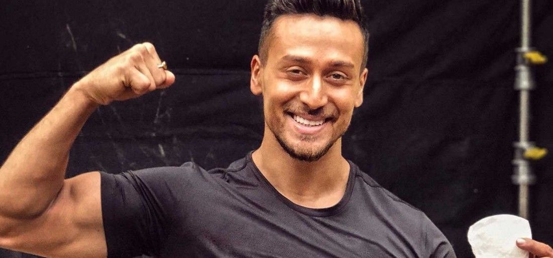 Witness the journey of an emotional Tiger Shroff achieving the Baaghi 2  look! – Unsung bollywood