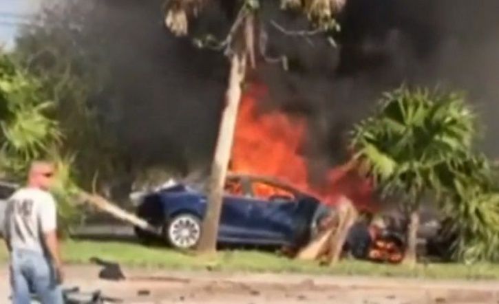 Tesla Model S Crash Man Burnt To Death Because His Tesla S Door