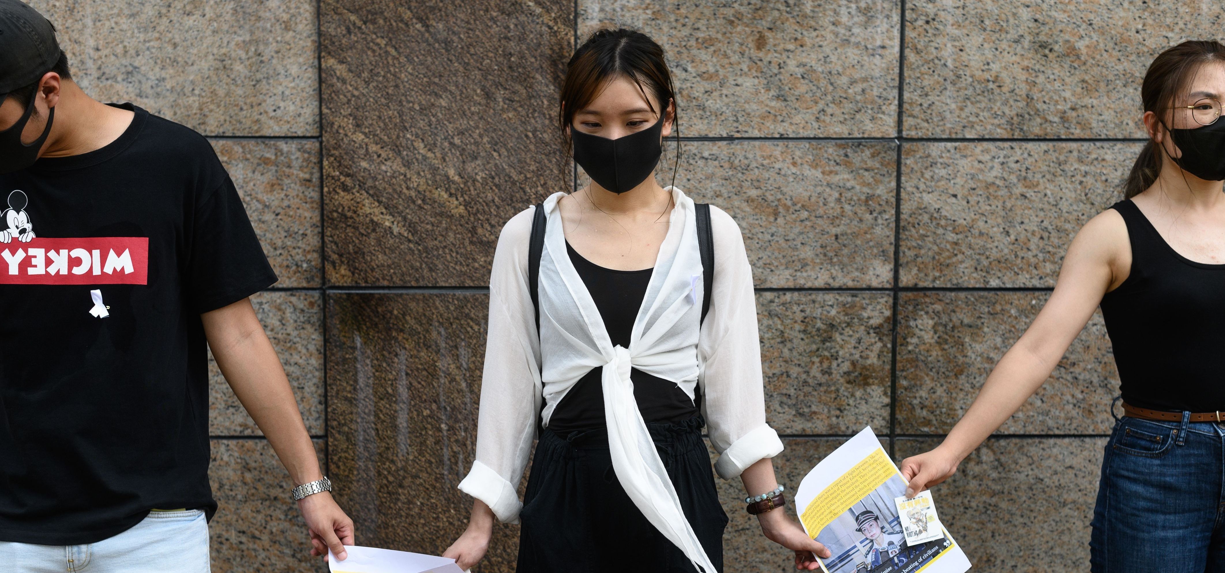 Hundreds Of Students In Hong Kong Formed Human Chains To Support Pro ...