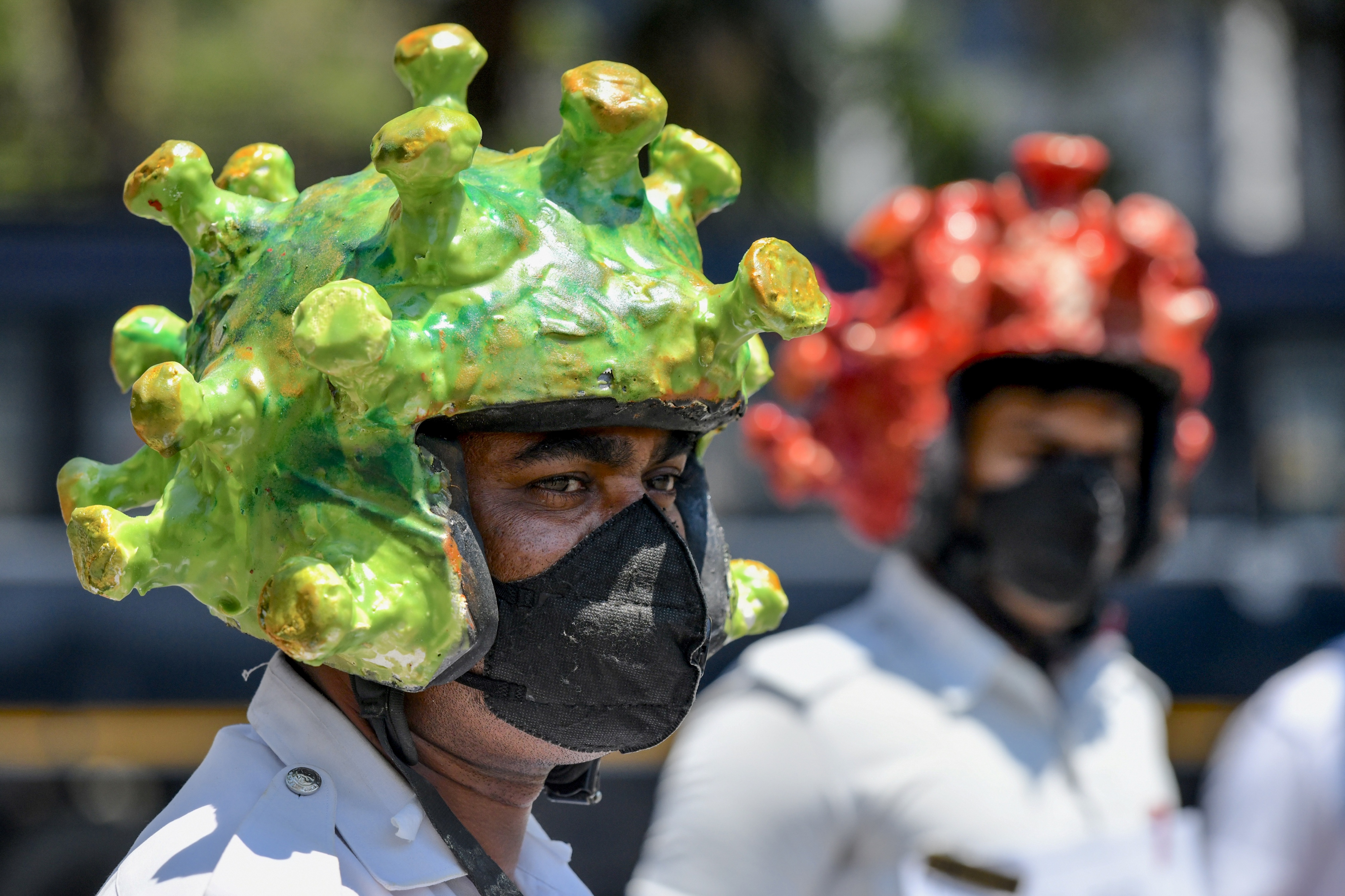 Люди едят в масках. Индийский полицейский. Маска от коронавируса. Индийские полицейские в костюме коронавируса. Костюм коронавируса карнавальный.