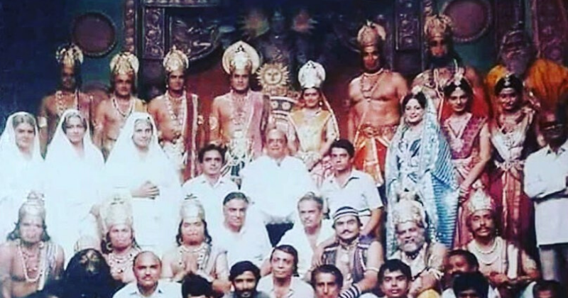 This Rare Throwback Photo Has The Entire Ramayan Cast & Crew In A ...