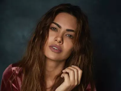 Man Posts A Vulgar Comment On Esha Gupta's Picture, She Shuts Him Down With A Befitting Reply