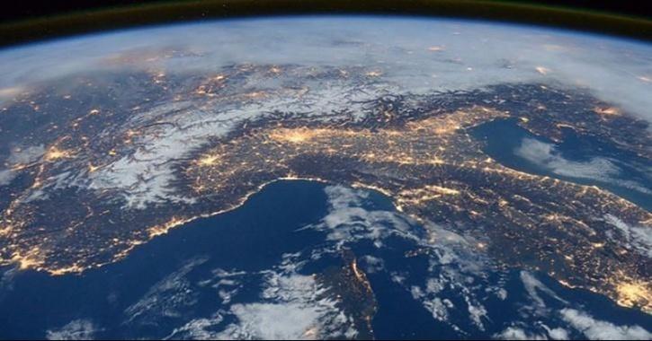 Nasa Astronaut Shares Amazing Pics Of Boundary Between Night And Day On Earth