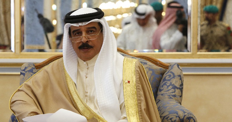 King Of Bahrain Arrives In Dubai With Huge Robot Bodyguard? Not Exactly True