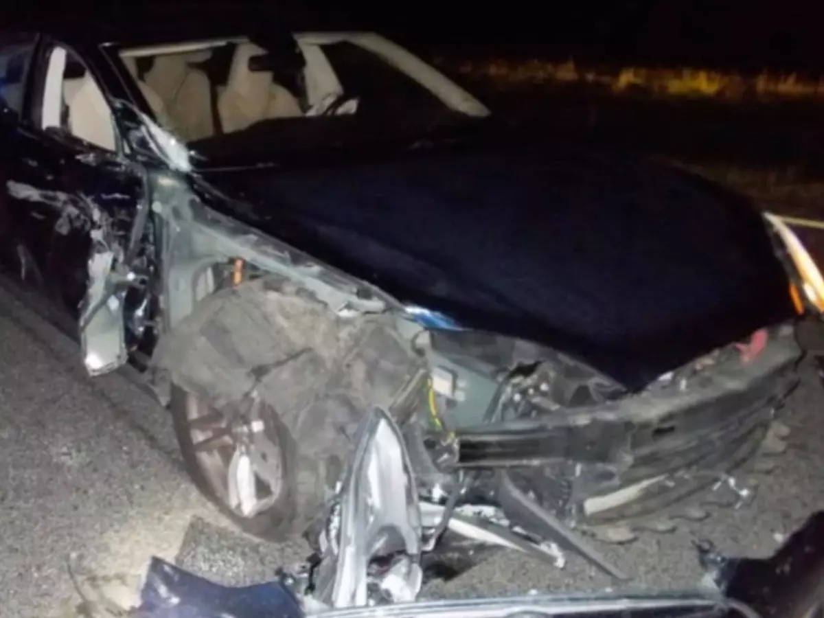 Tesla Autopilot - Man Watching Movie Crashes Into Police Car
