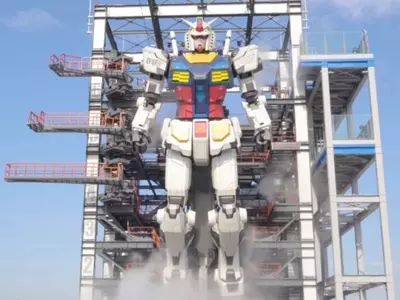 Mobile suit gundam life-sized robot