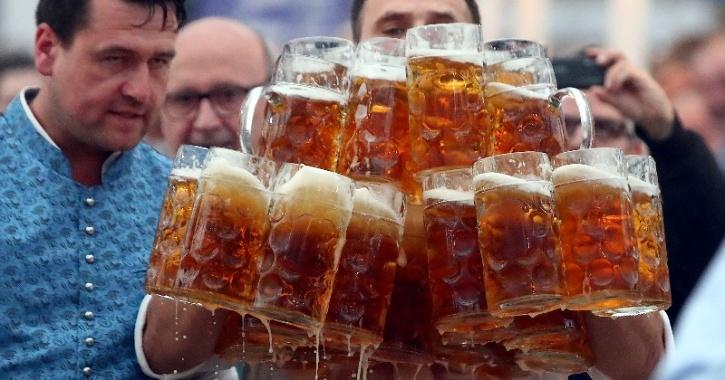 drinking beer locking covid-19