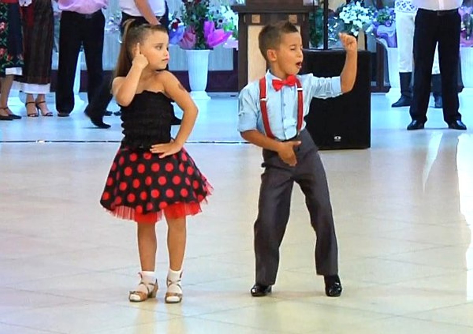 Танец детей 5 лет видео. Самба Соло дети 2. Бальные танцы. Детские спортивные бальные танцы. Спортивные танцы для детей.