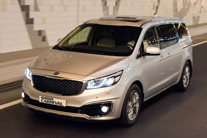 Kia Carnival with Rs 3.5 lakh discount now costs less than Toyota Innova Crysta