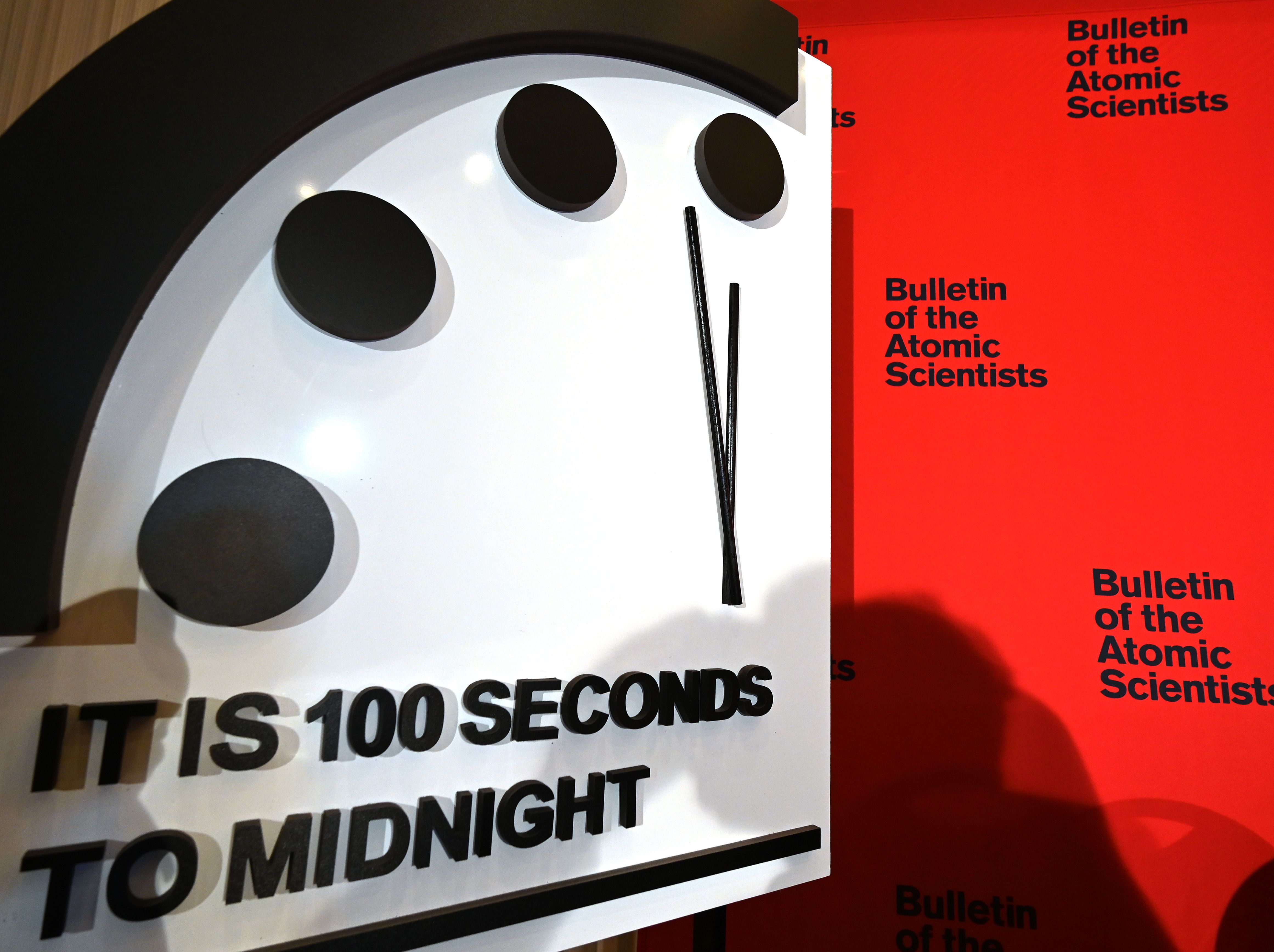 Сколько часов судного дня. СТО секунд до полуночи: часы Судного дня. Судные часы. Часы Судного дня 2020. Часы Судного дня 100 секунд.
