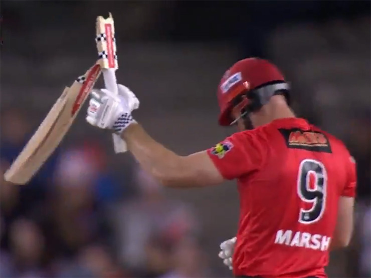 Breaking Bat Shaun Marsh's Willow Shatters Into Two Pieces After The