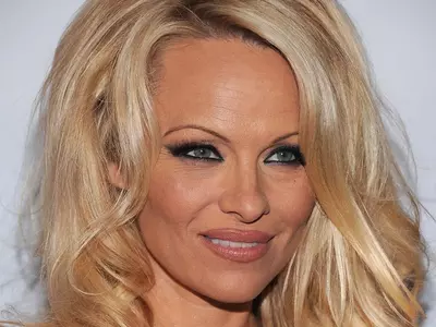 Pamela Anderson marries Jon Peters.