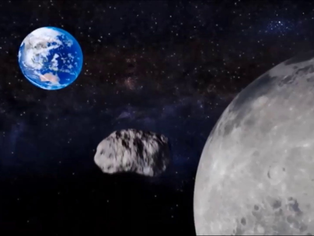 Asteroid between on sale earth and moon