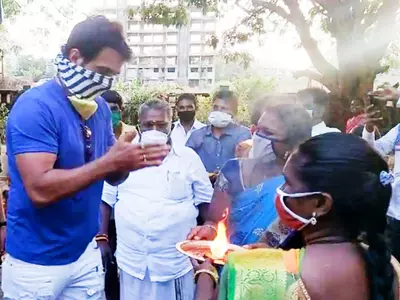 200 Idli Vendors Honour Sonu Sood With 'Aarti' As He Sends Them Home From Mumbai To Tamil Nadu
