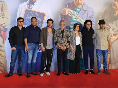 Shah Rukh Khan's Tight & Warm Hug To Sanjay Mishra At Kaamyaab Screening Is Melting Our Hearts
