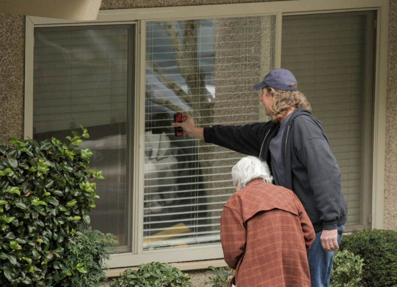 88YO Woman Talking To Quarantined Husband Through Window(01)
