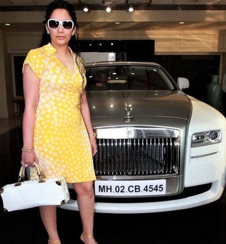 Husband Surprises Wife With Her Dream Car, Gifts Rs 3 Crore Rolls Royce on  Her Birthday