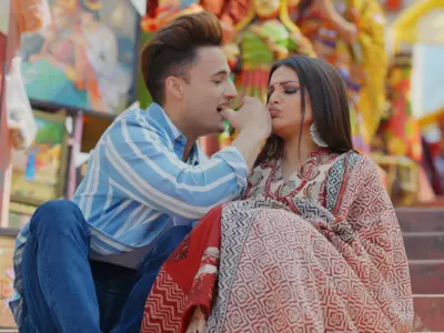 Fans Can't Take Their Eyes Off Asim Riaz & Himanshi Khurana's Adorable Nok-Jhok In Song 'Kalla Sohna Nai'!