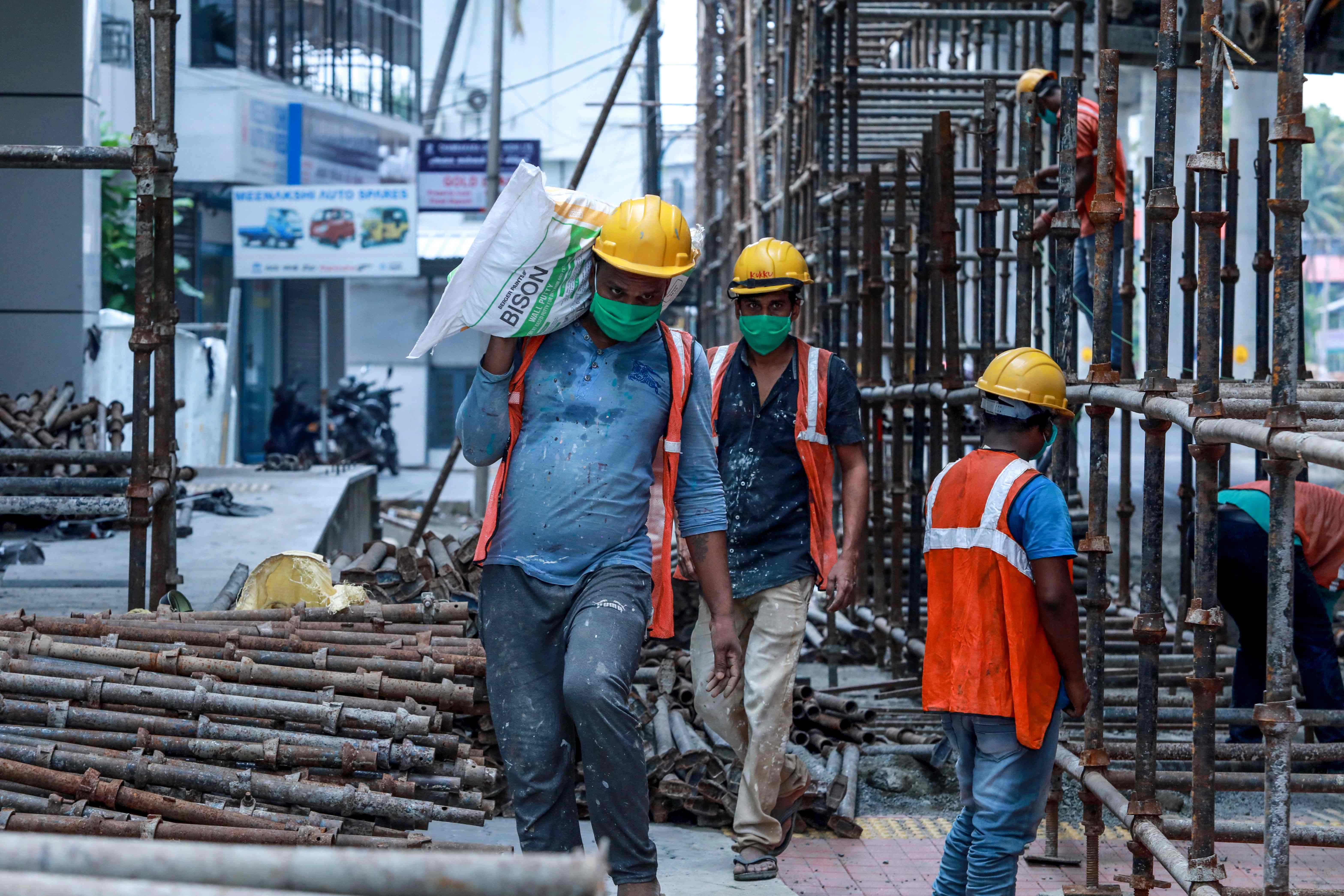 рынок труда индии. ткацкая фабрика в индии. необычные фото индии. отрасли экономики индии. развитие индии.