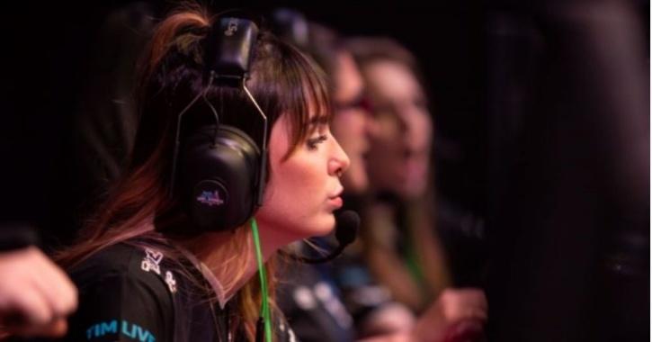 female mobile gamers