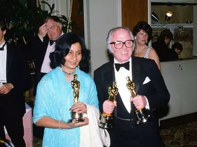 Bhanu Athaiya posing with John Mollo after Oscar win for Gandhi.