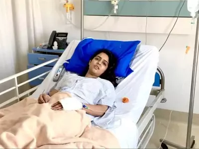 A still of Malvi Malhotra in hospital after being stabbed for rejecting marriage proposal of Yogesh.
